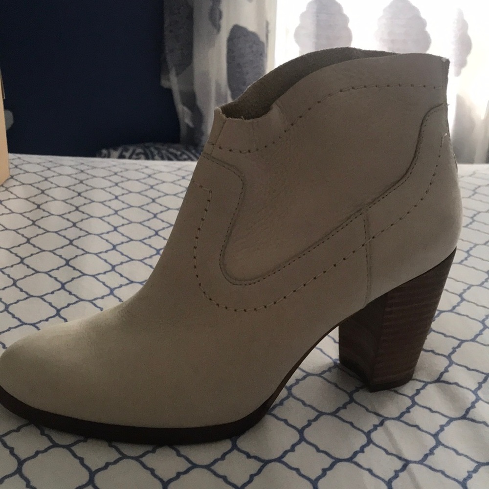 UGGS 7 1/2 pearl leather boot wore twice